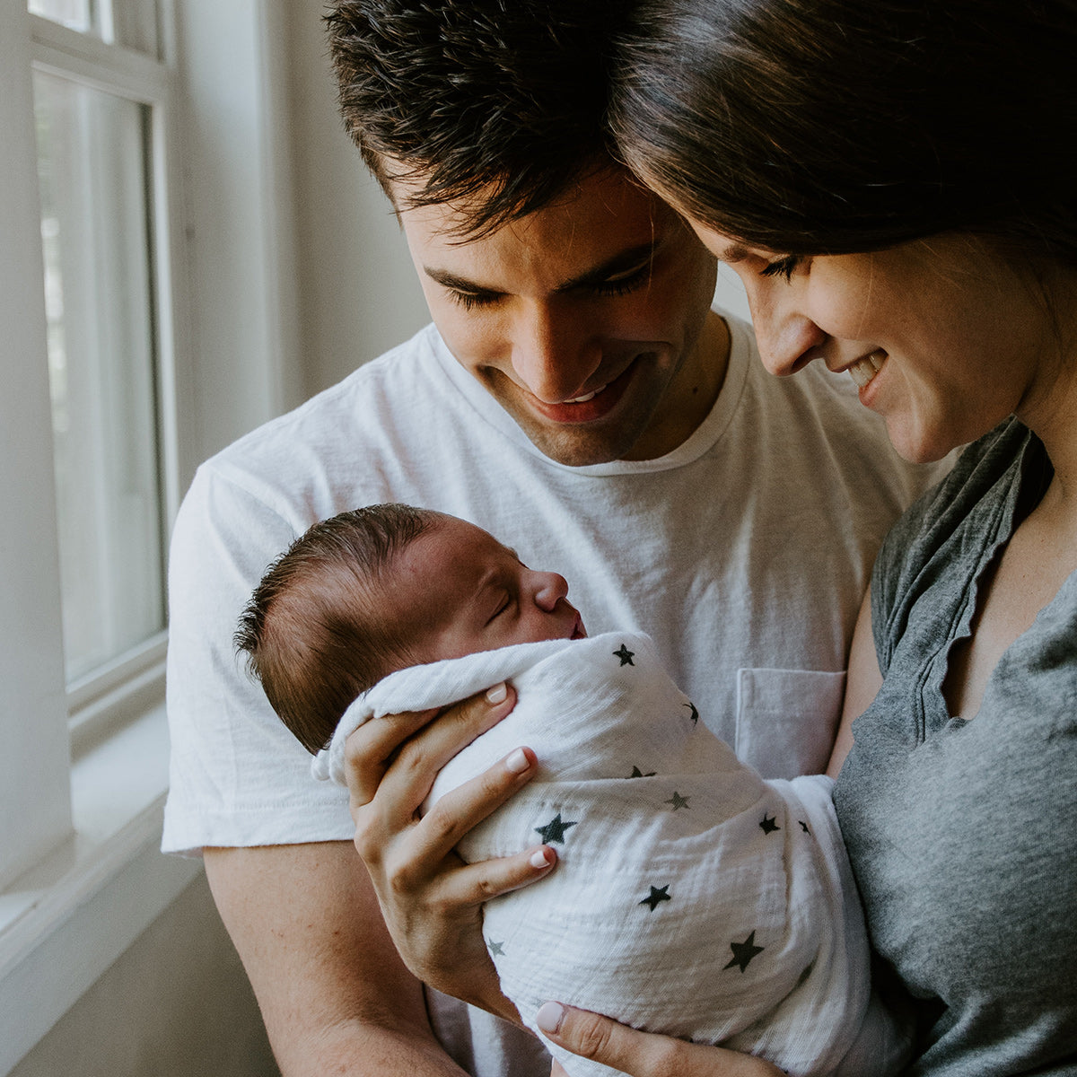 Nybliven pappa som beundrar sin bebis